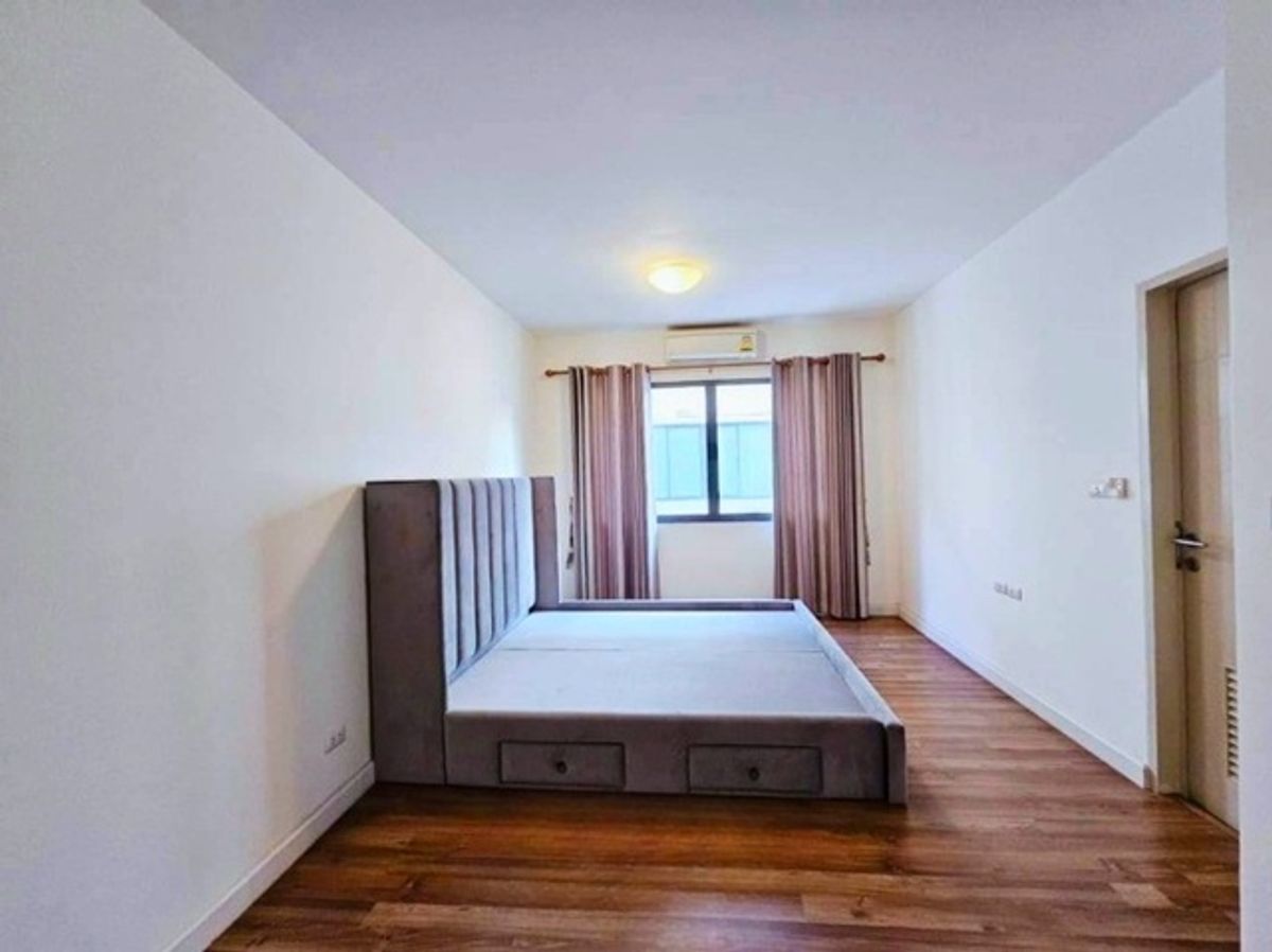 fully furnished appliances 3bed SamYaekBangYai MRT Station 1.2km. Sansiri townhouse for rent 3 stori Loading...