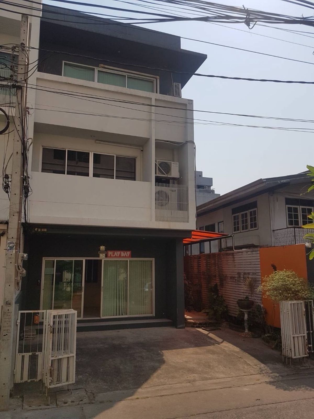 ให้เช่าโฮมออฟฟิศรัชดา ห้วยขวาง : ✨ Home Office for rent Ratchada 19 ✨ 6 rooms with 4 bathrooms  จดบริษัทได้🌟
450m from MRT Ratchadapisek (only 6 min walk 🚶‍♀️)