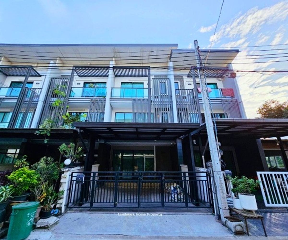 For RentTownhomeRattanathibet, Sanambinna : fully furnished appliances 3bed SamYaekBangYai MRT Station 1.2km. Sansiri townhouse for rent 3 stori