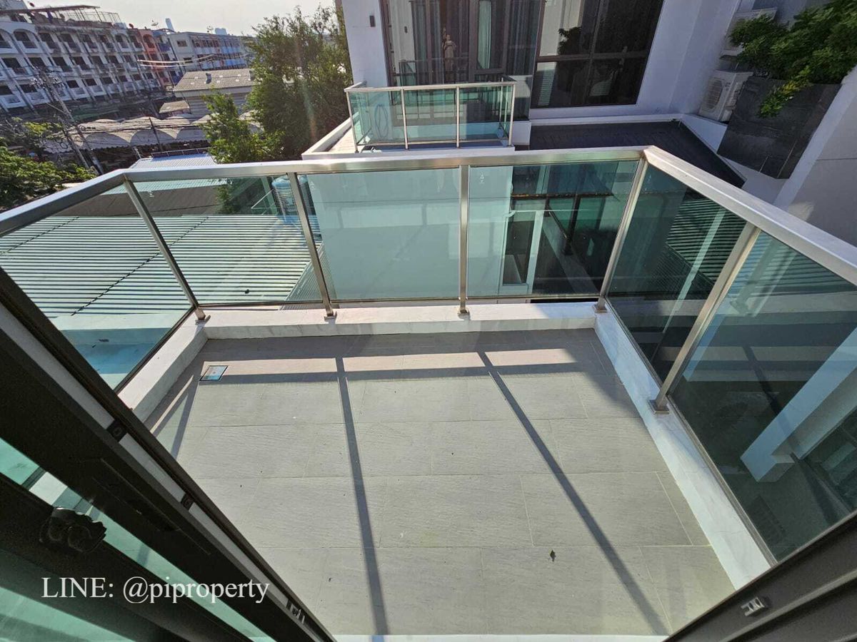 บ้านพัฒนาการ ศรีนครินทร์ : เฟอร์นิเจอร์ครบ บ้านเดี่ยวหรูทันสมัยให้เช่าในเดอะเจนทรีพัฒนาการ 4 ห้องนอน + 5 ห้องน้ํา + ที่จอดรถ 3 คัน ชุมชนที่อยู่อาศัยวิลล่าพัฒนาการชั้นนํา