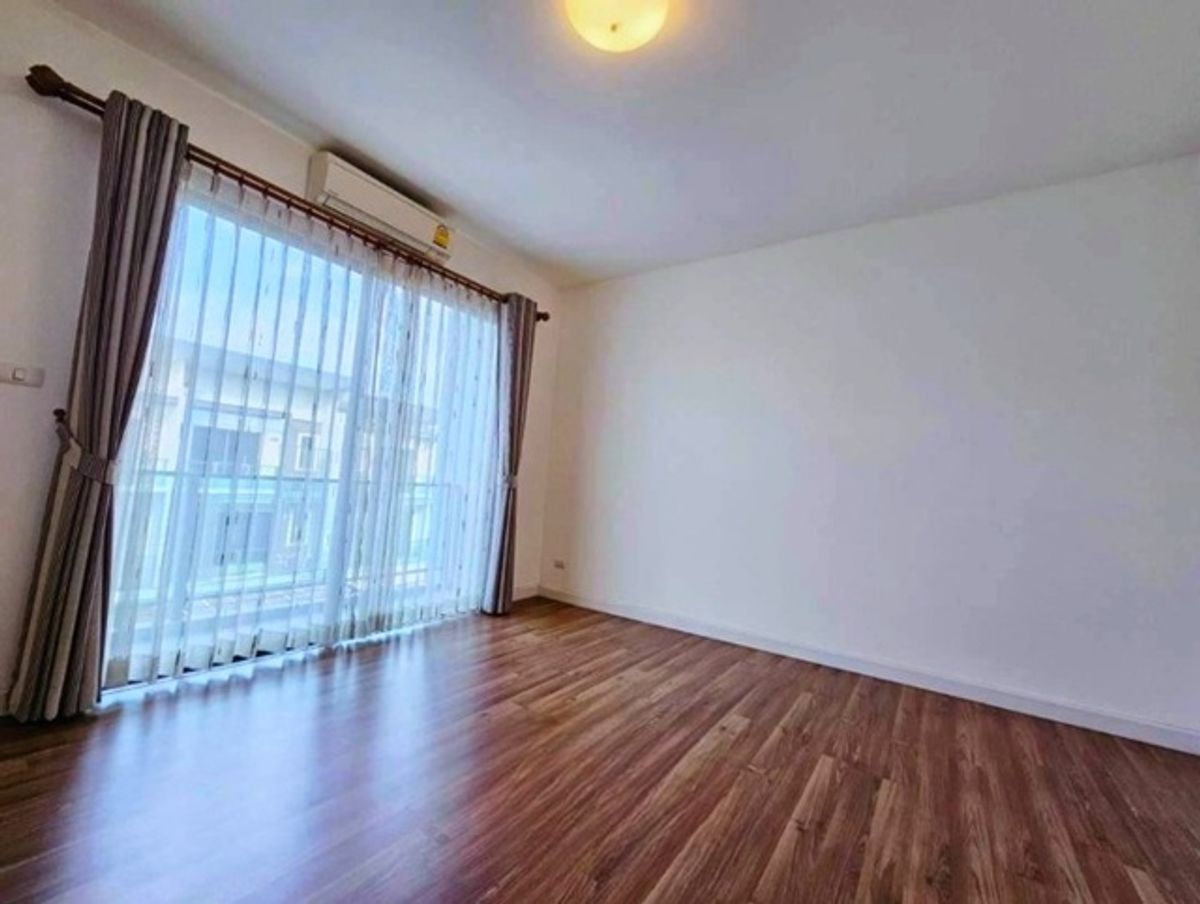 fully furnished appliances 3bed SamYaekBangYai MRT Station 1.2km. Sansiri townhouse for rent 3 stori Loading...