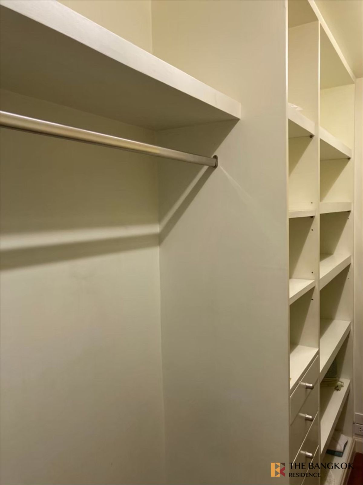 For SaleCondoSukhumvit, Asoke, Thonglor : Spacious, airy comfortable unit at Baan Suanpetch near BTS Phrom Phong