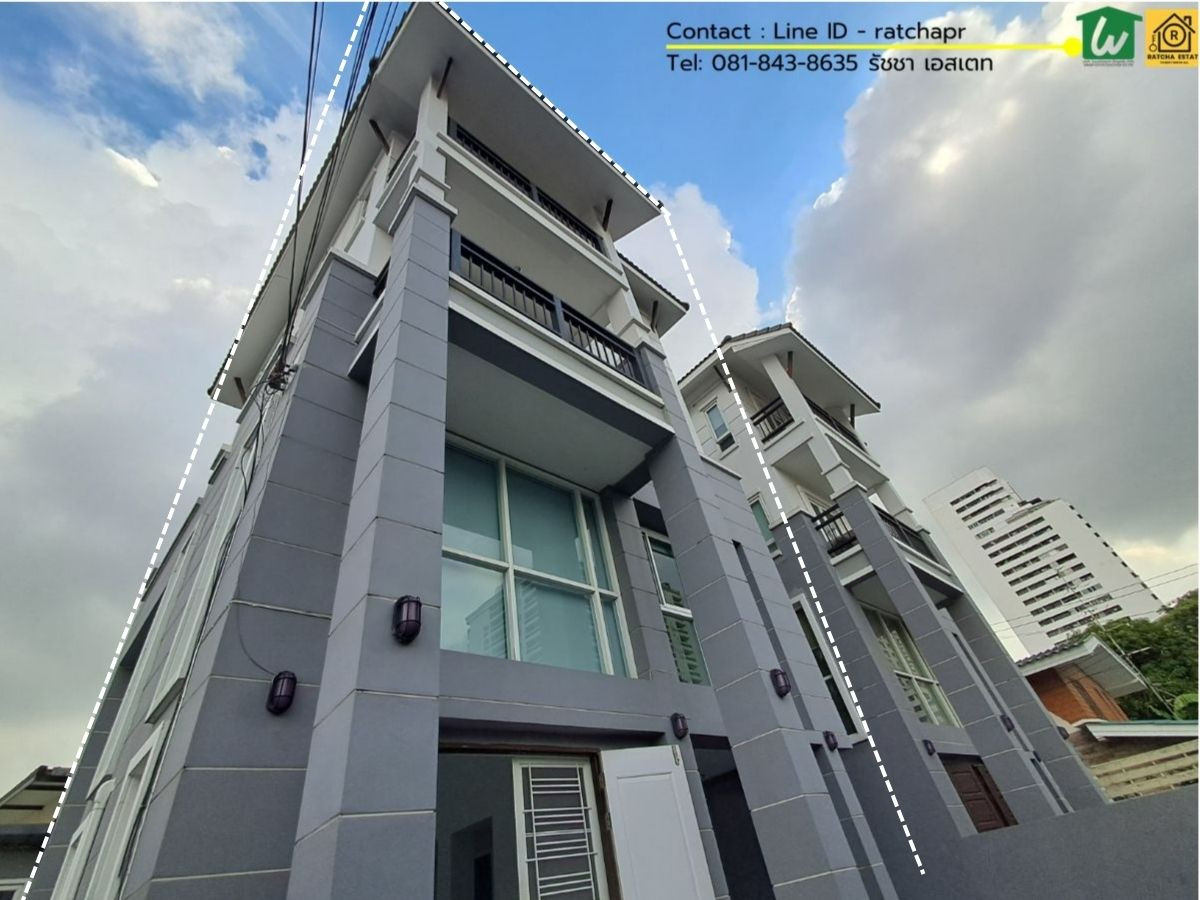 ให้เช่าทาวน์โฮมสุขุมวิท อโศก ทองหล่อ : ให้เช่าบ้านหรู 3.5 ชั้น ย่านเอกมัย 12 บ้านสวยโปร่งโล่ง สไตล์โมเดิร์น ตกแต่งครบ พร้อมอยู่ ทำเลสะดวก