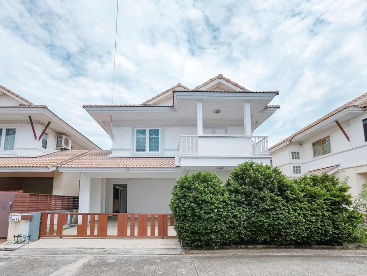 ขายบ้านนครปฐม : ขายบ้านเดี่ยว 2 ชั้น หมู่บ้านศรีจันทร์ สามพราน ใกล้โรงเรียน ภ.ป.ร. ราชวิทยาลัย เนื้อที่ 42 ตารางวา 3 ห้องนอน หน้ากว้าง 11 เมตร ตำบลท่าตลาด อำเภอสามพราน จังหวัดนครปฐม