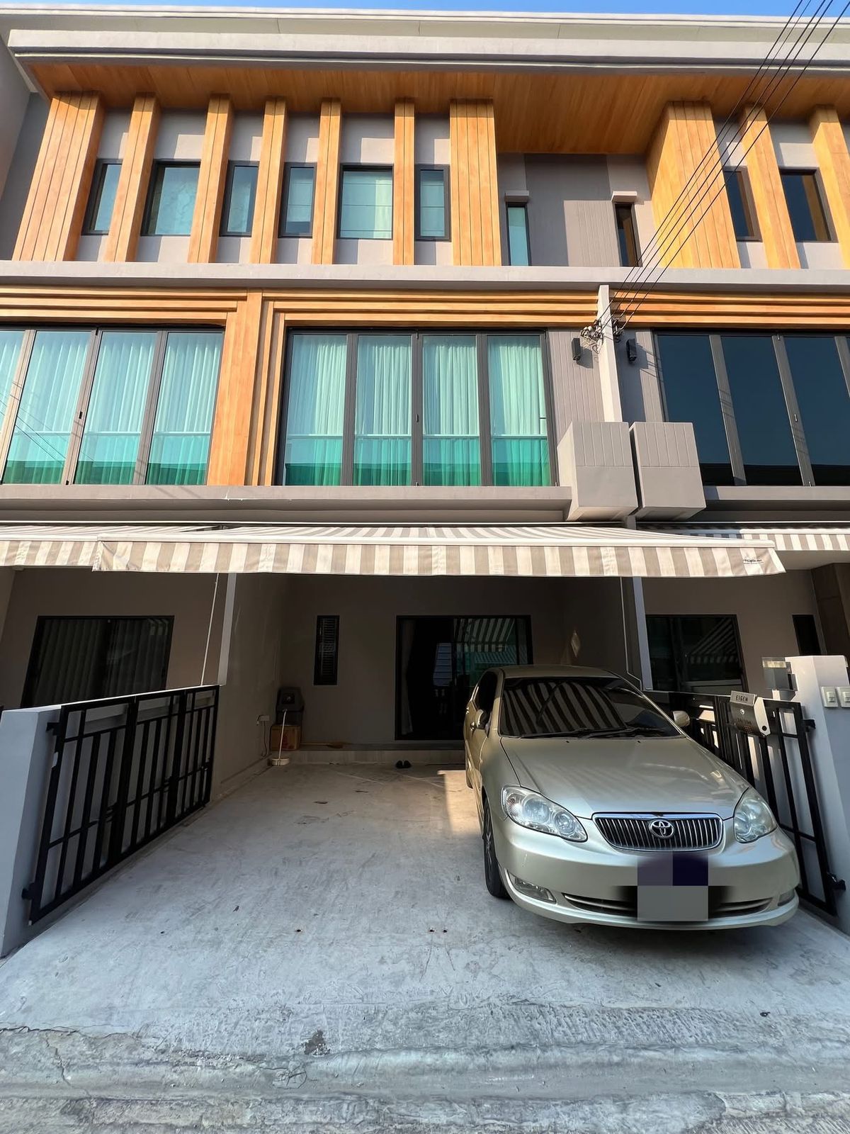 ทาวน์โฮมพัฒนาการ ศรีนครินทร์ : ให้เช่า/ขาย  Eigen  Premium Townhome  พัฒนาการ