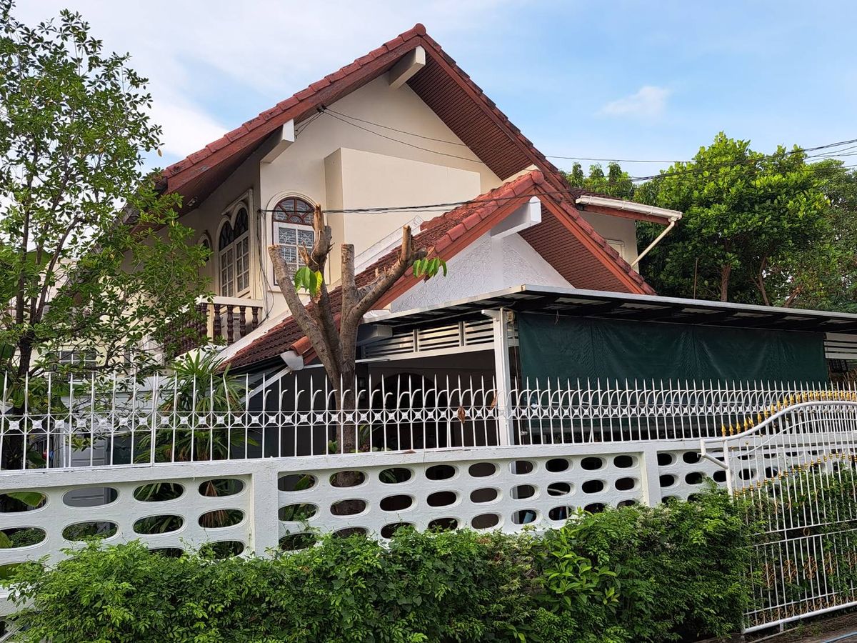 ให้เช่าบ้านลาดพร้าว101 แฮปปี้แลนด์ : บ้านเดี่ยว 4 ห้องนอน 3 ห้องน้ำ มีพื้นที่ใช้สอย 316 ตรม. อบอุ่น ร่มรื่น อยู่สบาย ในทำเลเมืองที่แสนสะดวก ลาดพร้าว 93/ 101 