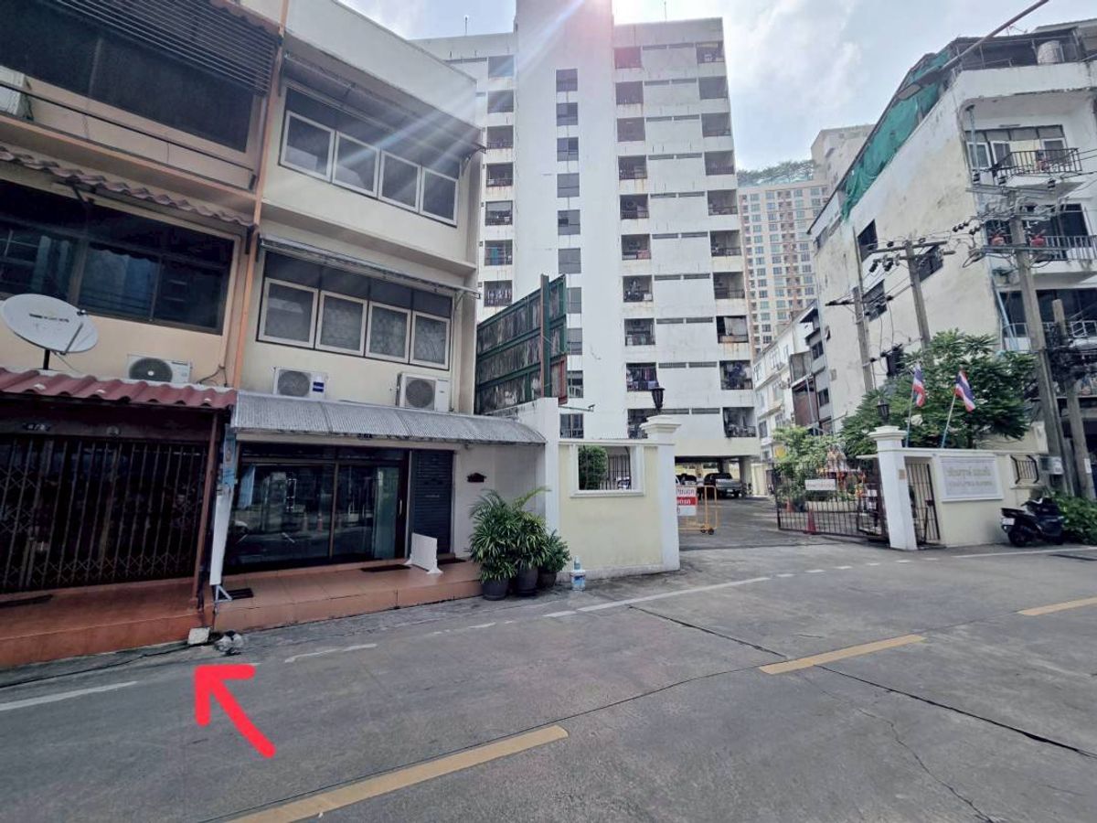 For RentShop HouseSukhumvit, Asoke, Thonglor : Commercial building for rent, 1st floor, good location, next to the road, suitable for doing business (N.1897)