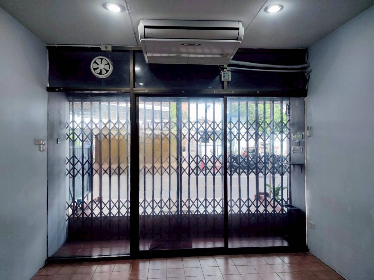 For RentShop HouseSukhumvit, Asoke, Thonglor : Commercial building for rent, 1st floor, good location, next to the road, suitable for doing business (N.1897)
