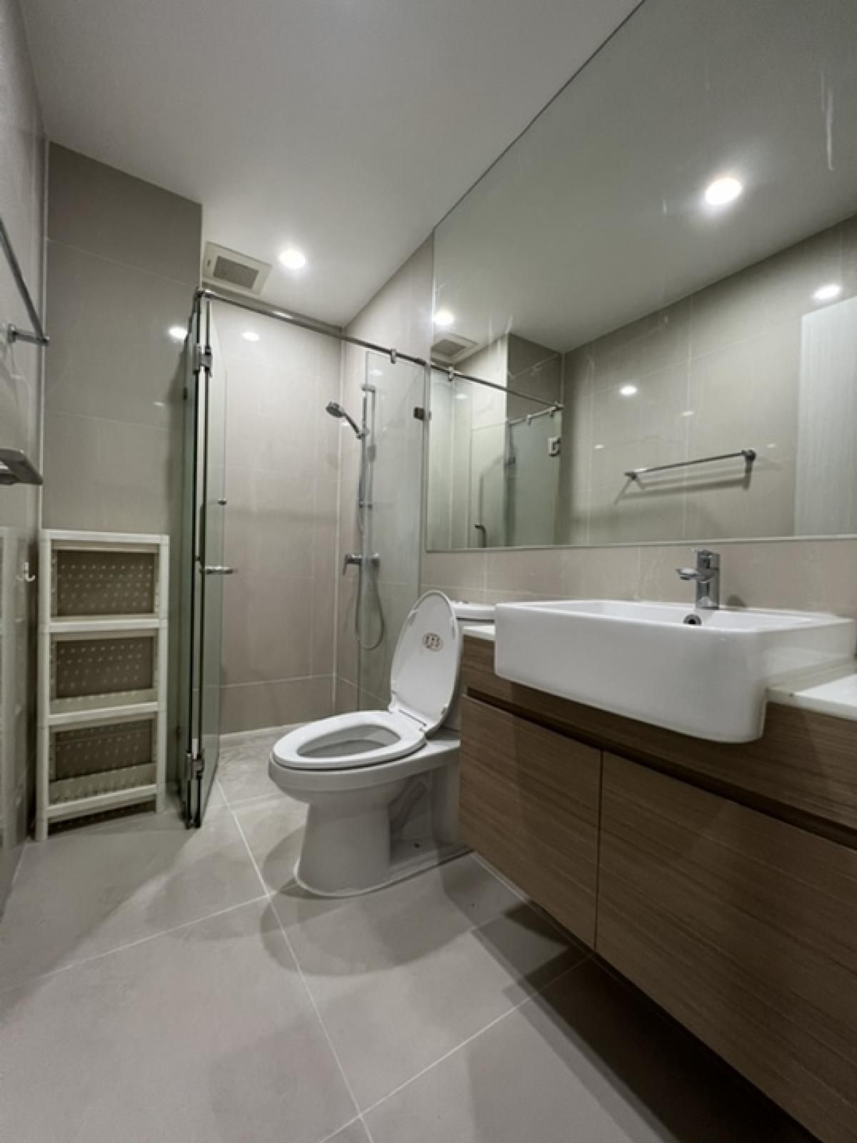 ให้เช่าคอนโดรัชดา ห้วยขวาง : ให้เช่า ✨ Noble Revolve Ratchada 2 ✨ ใกล้ MRT ศูนย์วัฒนธรรม เฟอร์นิเจอร์ และ เครื่องใช้ไฟฟ้าครบ 