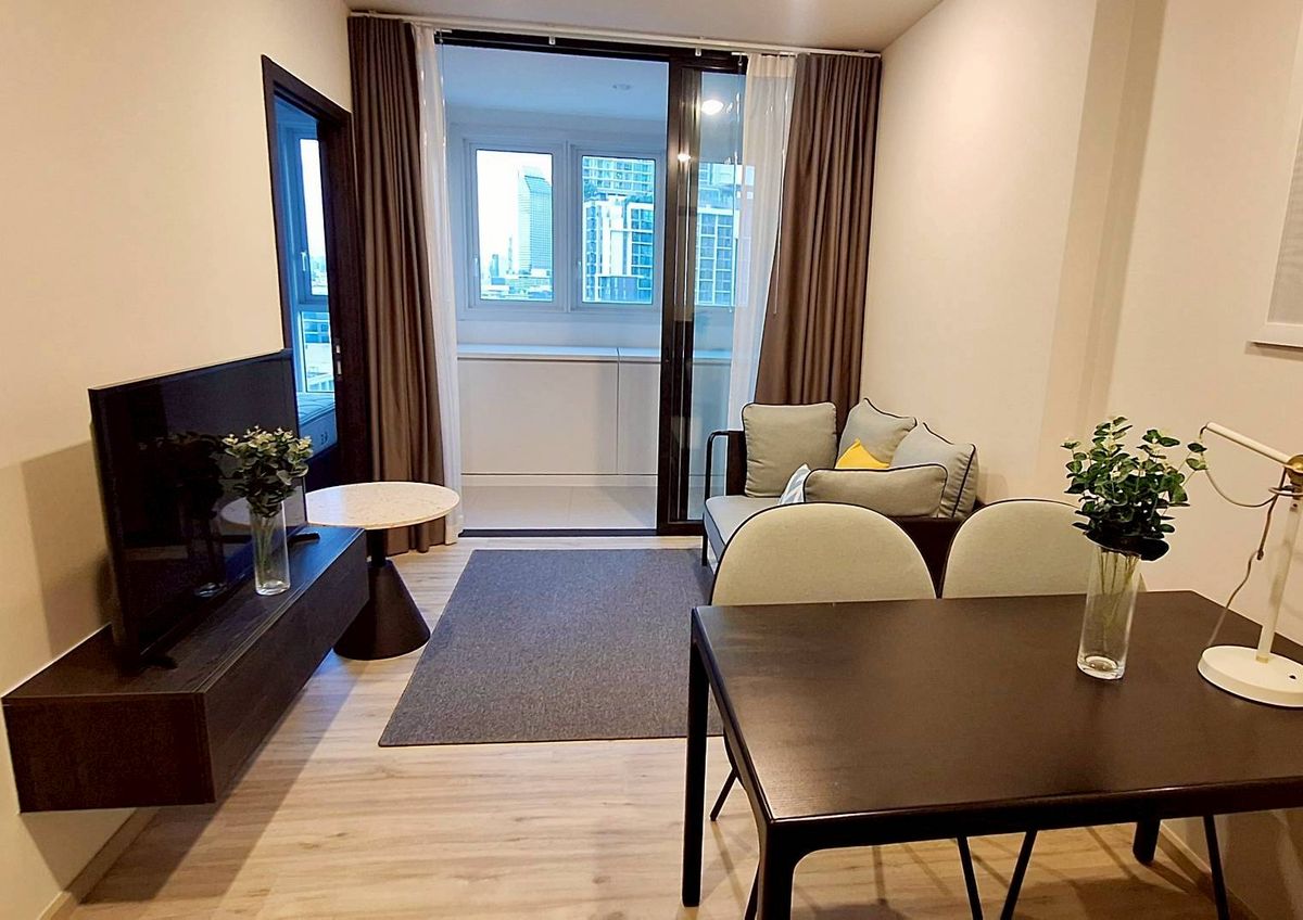 For RentCondoRatchadapisek, Huaikwang, Suttisan : ✨ Luxury condo in the heart of Ratchada — move-in ready! ✨ XT Huaikhwang 🌇 Beautiful room with a modern design and a perfectly functional layout 🛋️
