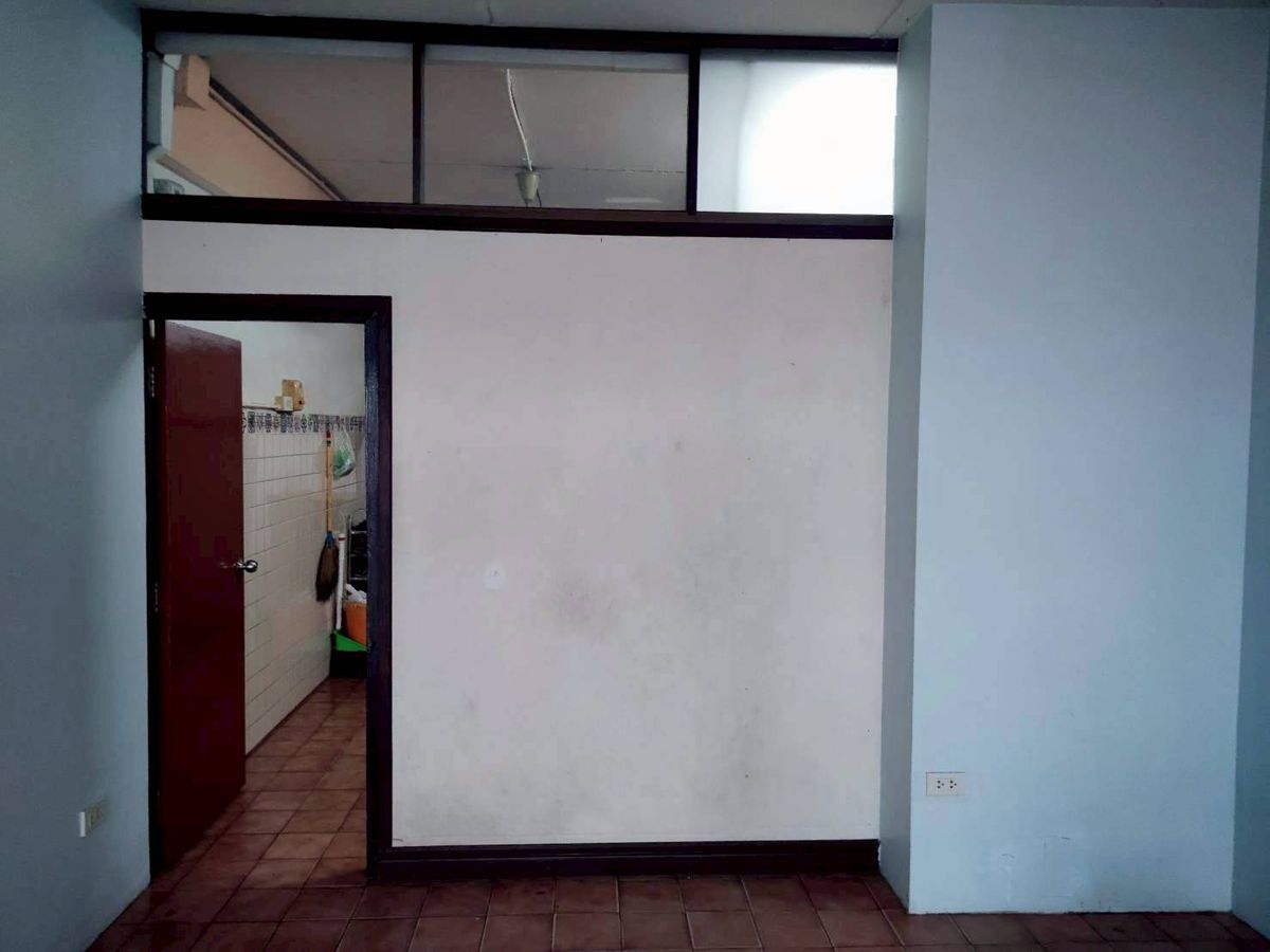 For RentShop HouseSukhumvit, Asoke, Thonglor : Commercial building for rent, 1st floor, good location, next to the road, suitable for doing business (N.1897)