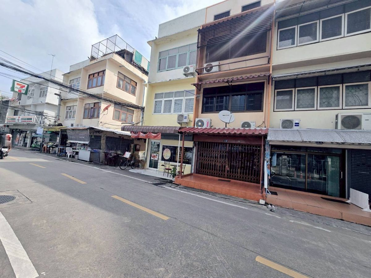 For RentShop HouseSukhumvit, Asoke, Thonglor : Commercial building for rent, 1st floor, good location, next to the road, suitable for doing business (N.1897)