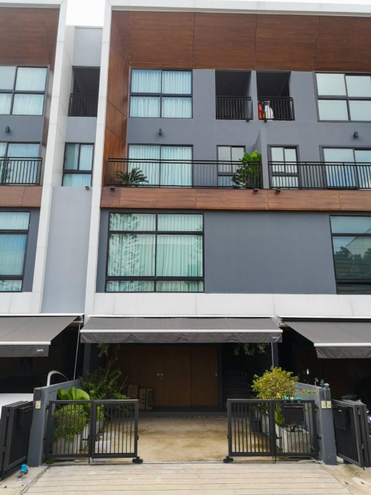 ให้เช่าทาวน์โฮมพัฒนาการ ศรีนครินทร์ : ทาวน์โฮม 3 ชั้น ตกแต่งสวยงาม ให้เช่า ย่านพัฒนาการ-ศรีนครินทร์ ใกล้โฮมโปร พระราม 9
