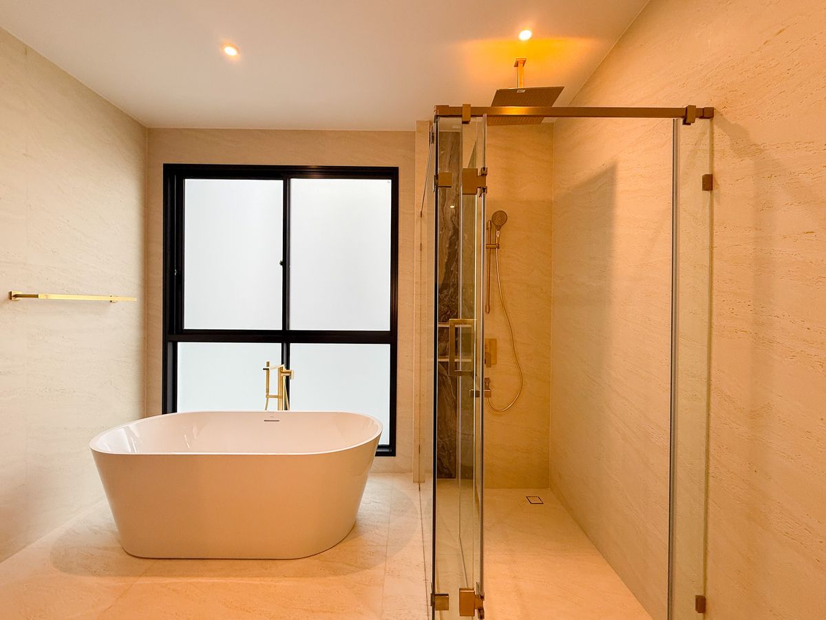 HousePattanakan, Srinakarin : P-2820 Rent/Urgent sale!  Ultra Luxury detached house, Bugann Krungthep Kreetha project, ready to move in.