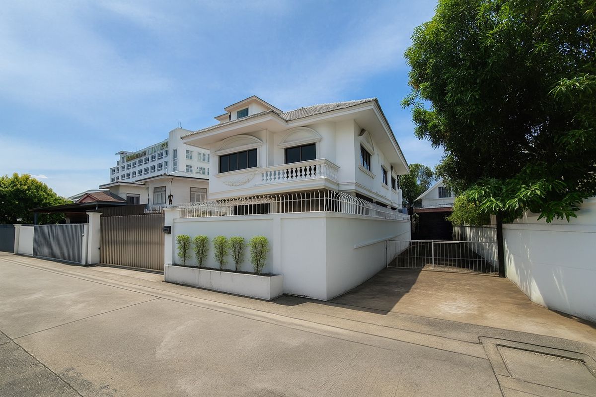 For RentHome OfficeRatchadapisek, Huaikwang, Suttisan : For Rent: Home Office in Huai Khwang – Prime Central Location