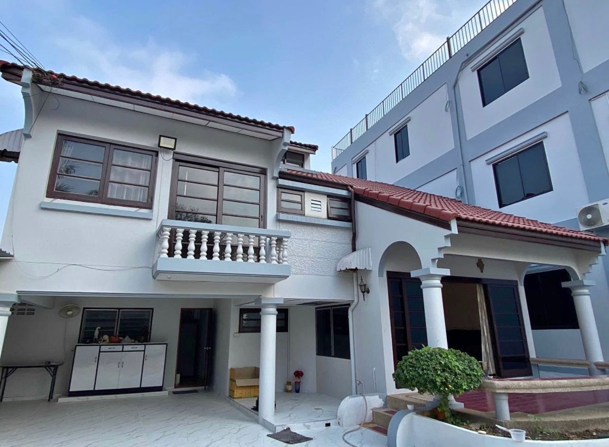 For RentHouseOnnut, Udomsuk : Beautiful single house for rent, Soi On Nut Intersection 17, newly decorated, ready to move in (4 bedrooms, 4 bathrooms), decorated with furniture, ready to move in.