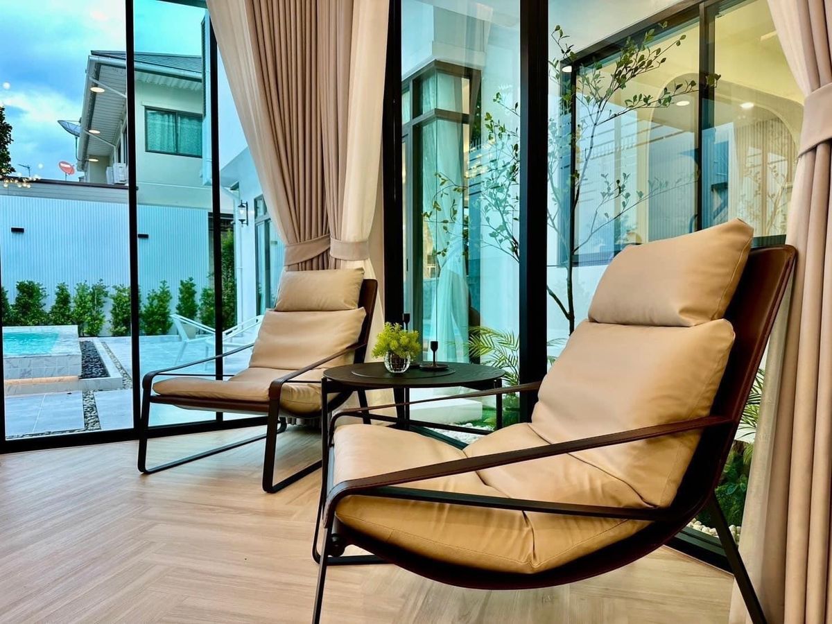 For RentHouseLadkrabang, Suwannaphum Airport : P-2821 Beautiful, luxurious house, pool villa, has a swimming pool in the house. With built-in furniture Near Suvarnabhumi, ready to move in, Perfect Masterpiece Sukhumvit 77.