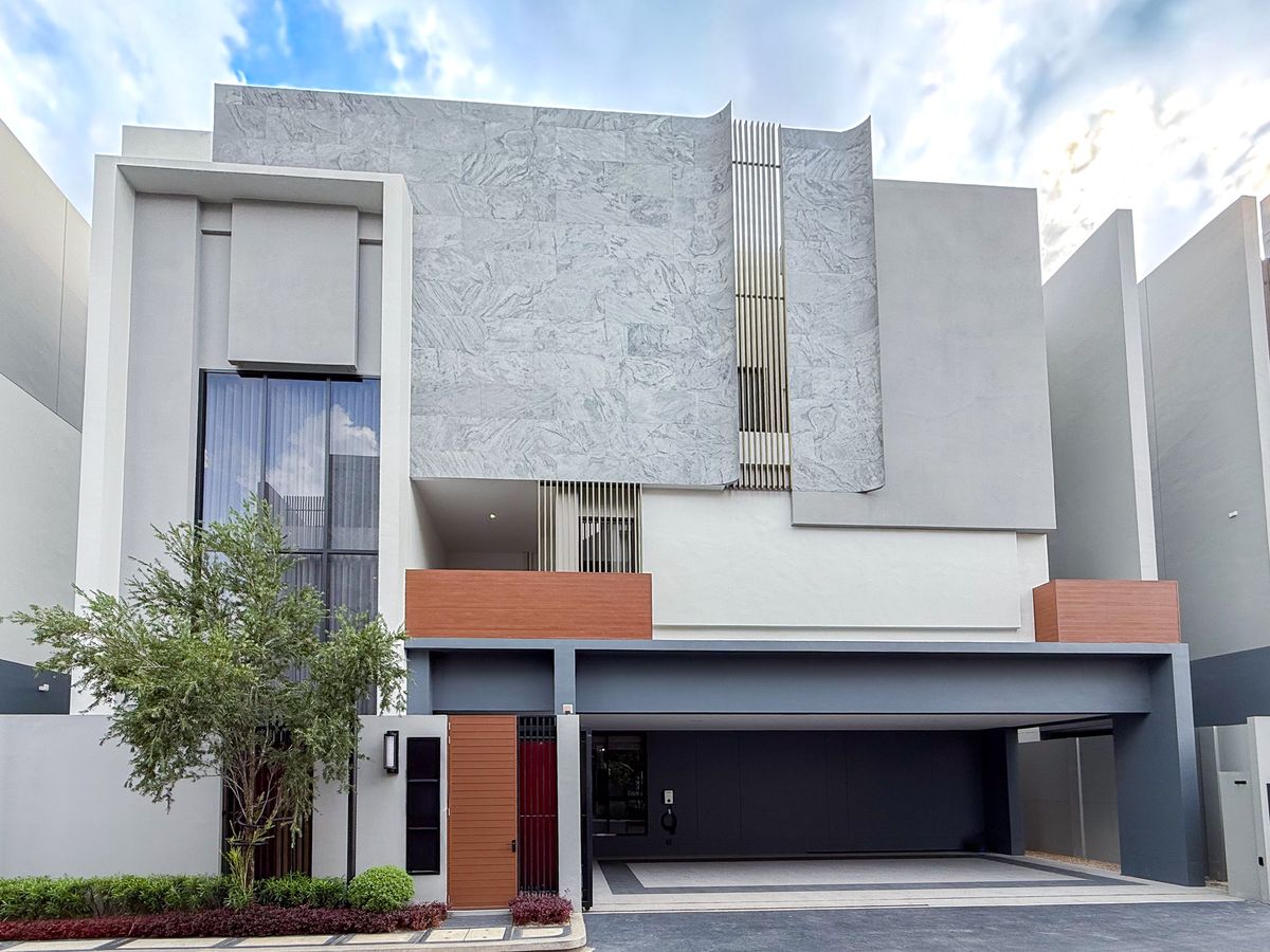 HousePattanakan, Srinakarin : P-2820 Rent/Urgent sale!  Ultra Luxury detached house, Bugann Krungthep Kreetha project, ready to move in.