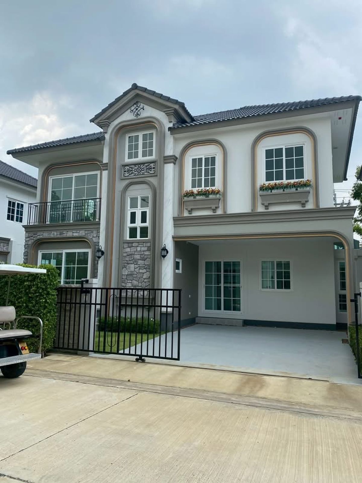 For RentHouseSamut Prakan,Samrong : Semi-detached house for rent, Grandio Bangna Km. 5, fully furnished, pets allowed, behind Mega Bangna.