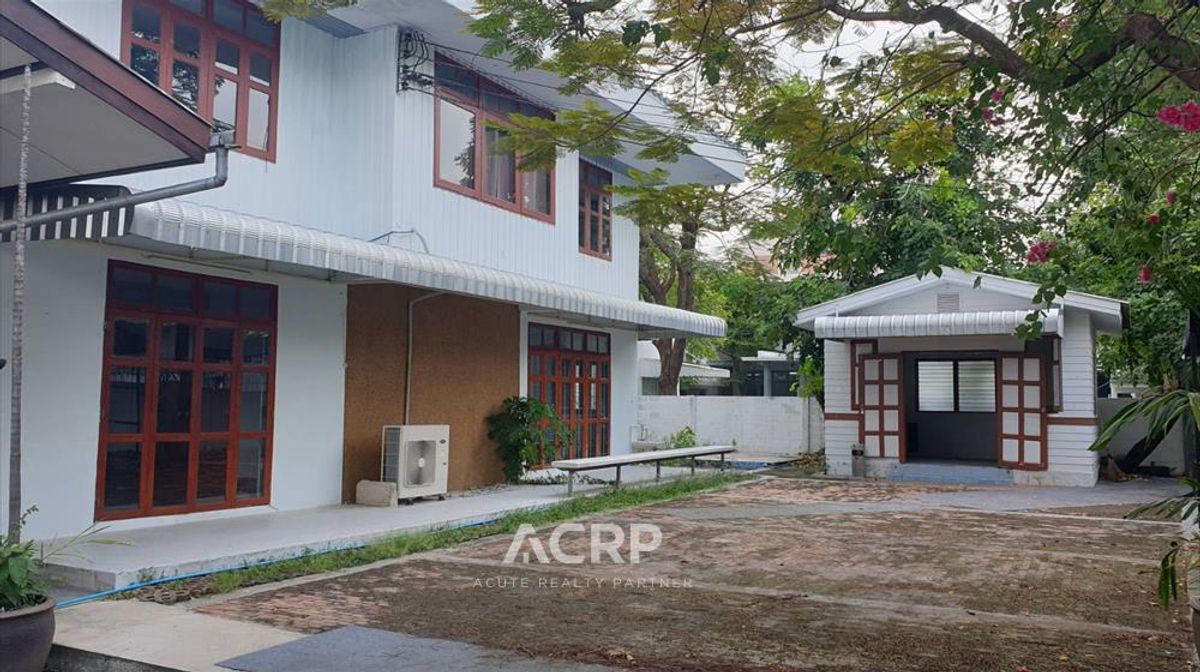 For RentHouseSapankwai,Jatujak : Single house/Home office for rent on Suthisan Winitchai Road  near the expressway.
