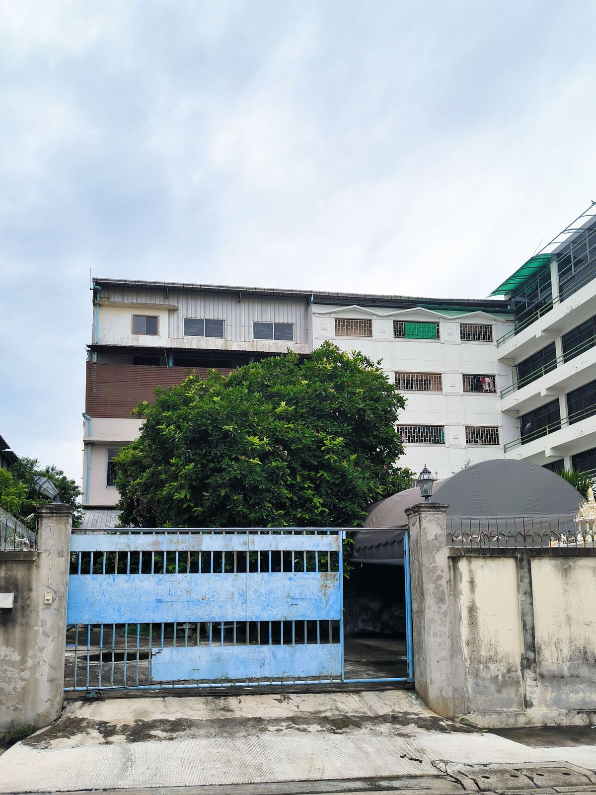 For SaleShop HouseRama 2, Bang Khun Thian : For Sale: 4-story commercial building and vacant land (56 + 60 sq wah) on Rama 2 Soi 59