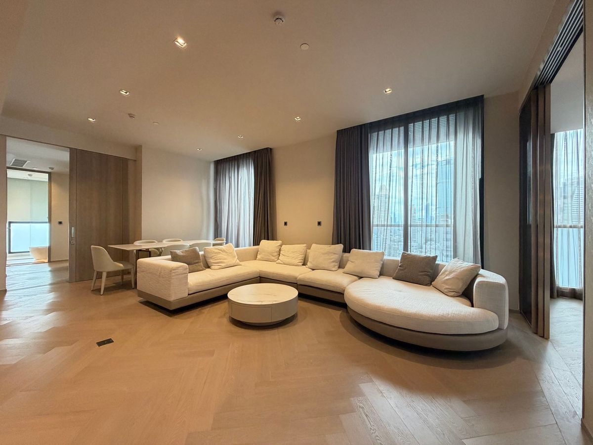 For RentCondoSathorn, Narathiwat : The owner leaves the room, which is hard to find. Just available on the market It's like a single house in the middle of Sathorn.