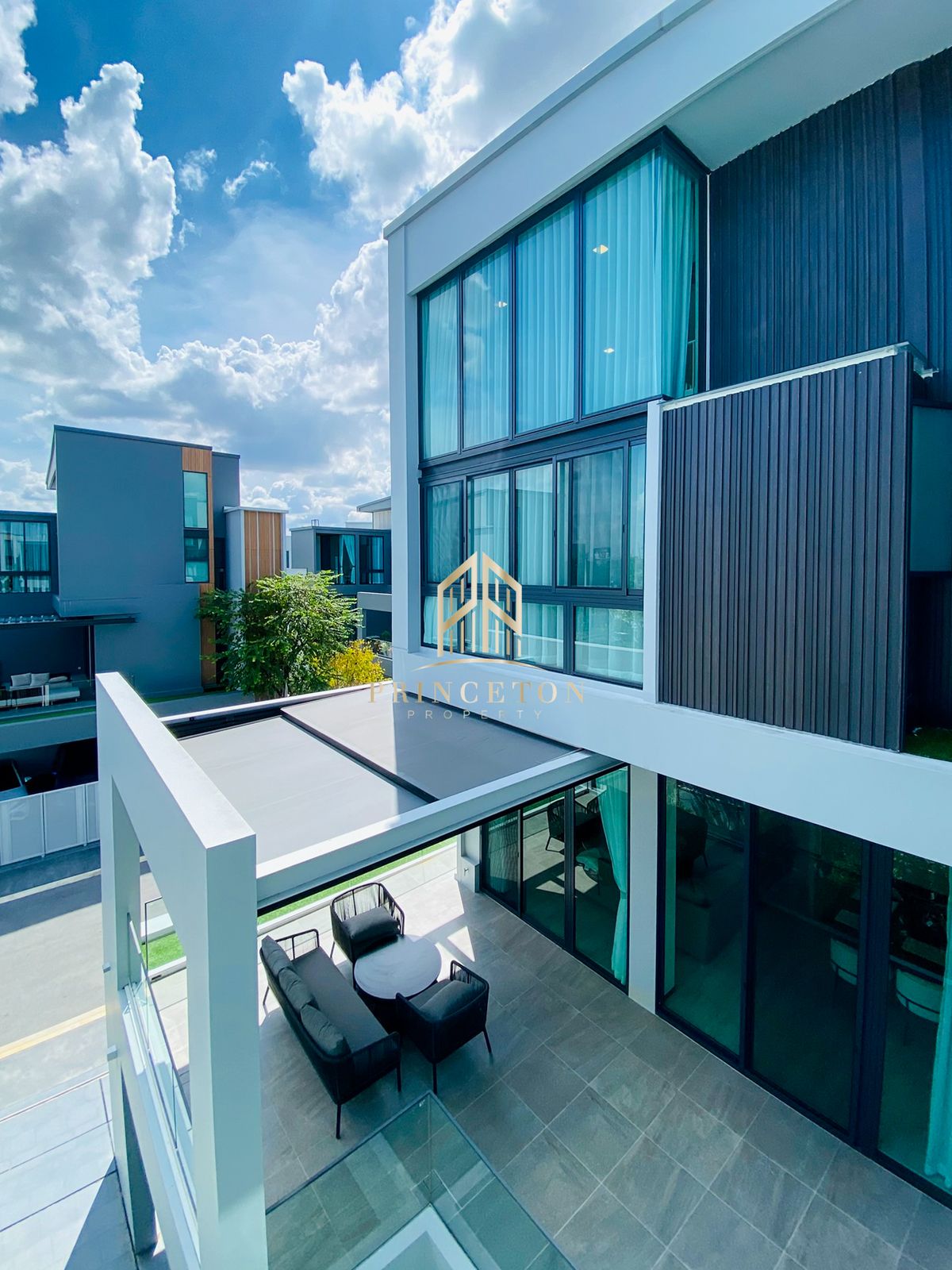 บ้านพัฒนาการ ศรีนครินทร์ : ให้เช่าบ้านหรู 3 ชั้น วีเว่ กรุงเทพกรีฑา ใกล้โรงเรียนนานาชาติเวลลิงตัน (Wellington) 📞092-4252445 Vive Krungthep Kreetha