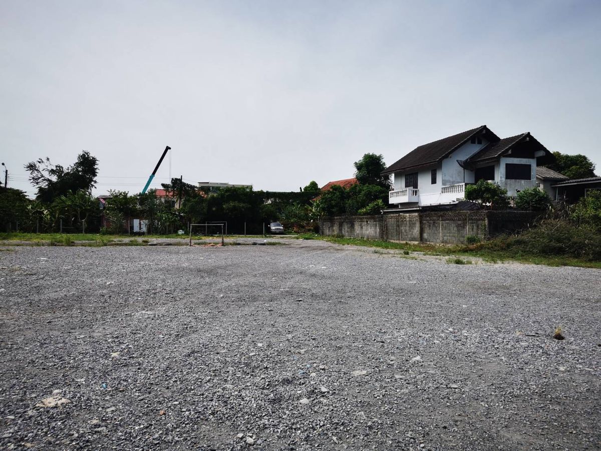 For SaleLandLadkrabang, Suwannaphum Airport : Land for sale 1075 sq m. in Soi Chaloem Phrakiat Rama 9, Soi 25, enter the alley 330 m., near Suan Luang Rama 9.