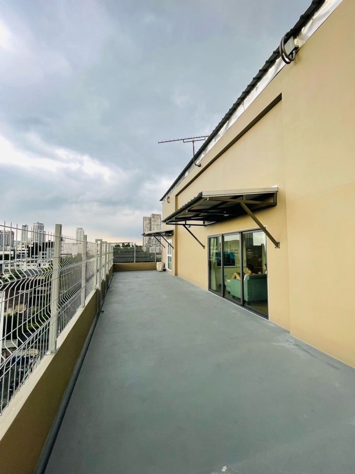 ให้เช่าลาดพร้าว เซ็นทรัลลาดพร้าว : 📢👇ให้เช่าพร้อมฟรีอินเทอร์เน็ตระเบียงกว้าง วิวโล่ง ไม่มีตึกบัง ใกล้ห้างสรรพสินค้าชั้นนำหลายแห่ง เดินทางสะดวกได้หลายเส้นทาง ใกล้ BTS และ MRT