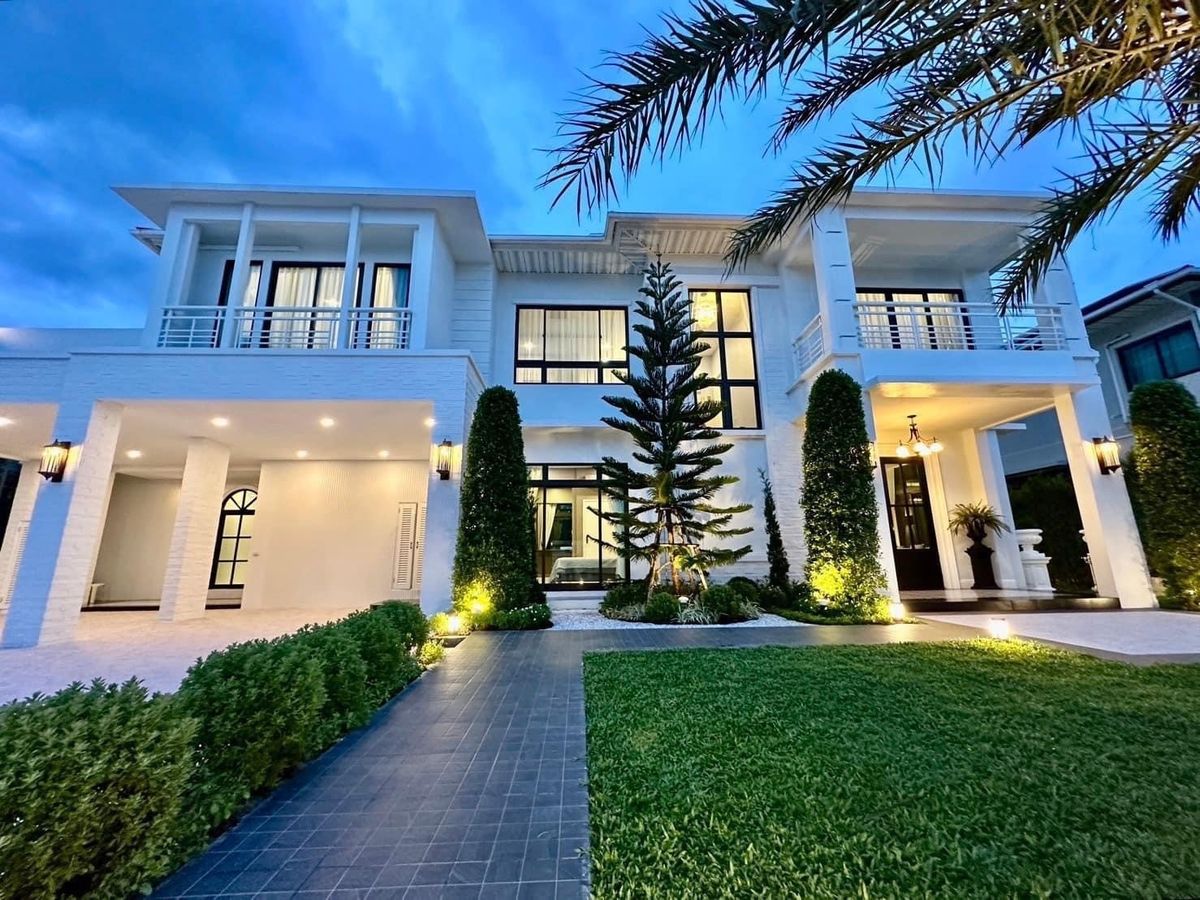 For RentHouseLadkrabang, Suwannaphum Airport : P-2821 Beautiful, luxurious house, pool villa, has a swimming pool in the house. With built-in furniture Near Suvarnabhumi, ready to move in, Perfect Masterpiece Sukhumvit 77.