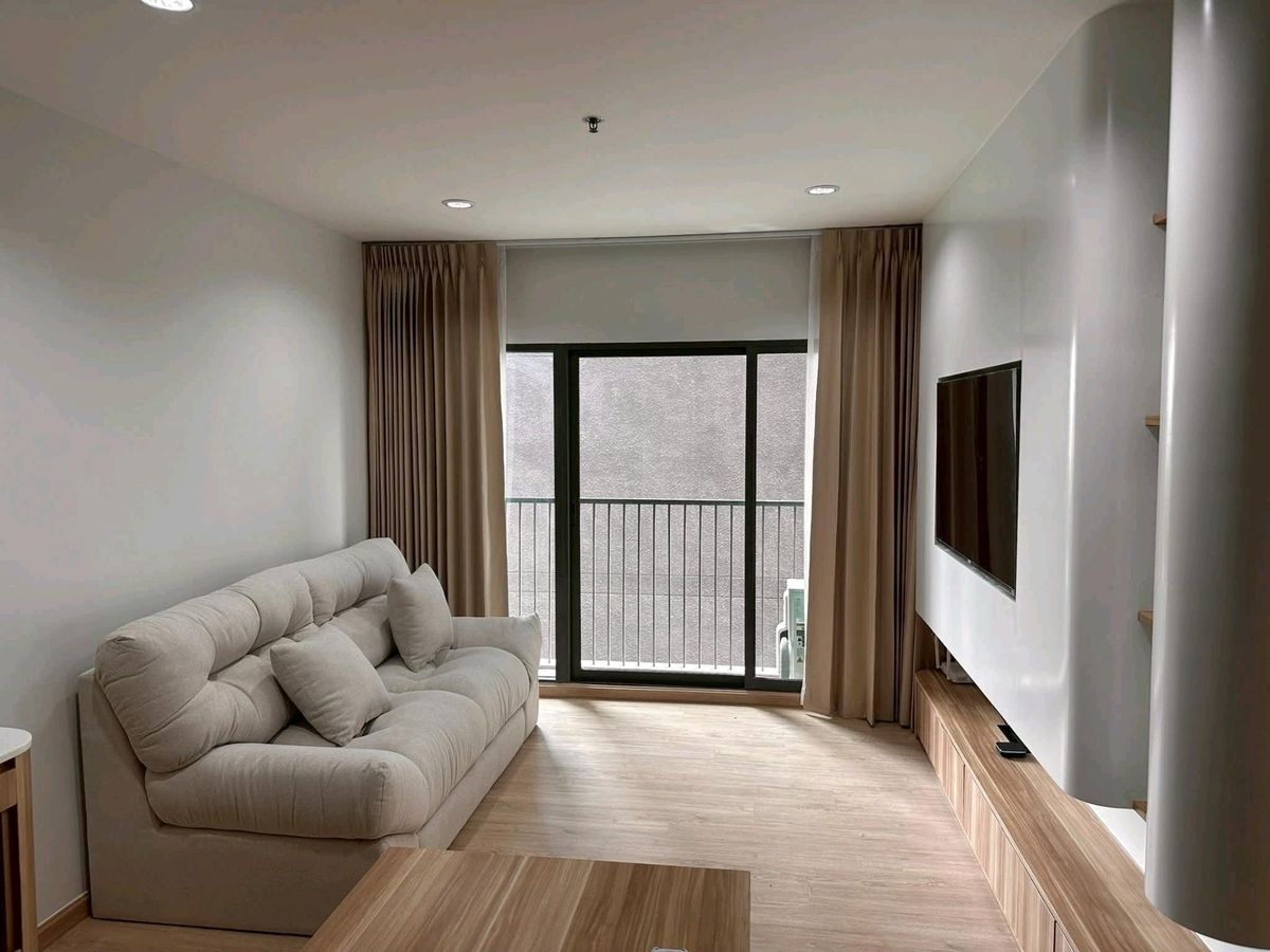 For RentCondoSukhumvit, Asoke, Thonglor : ✨ Condo next to BTS Thonglor in the heart of the city. There is a BTS connection to the condo building. Very convenient. 🌆
