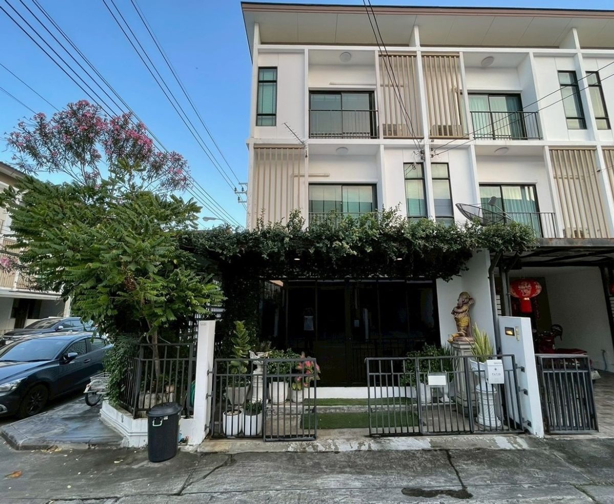 For SaleTownhomePattanakan, Srinakarin : For Sale: Stunning 3-Story Corner Townhome, Patio Srinakarin-Rama 9. Fully Furnished as a Creative Home-Office/Studio!