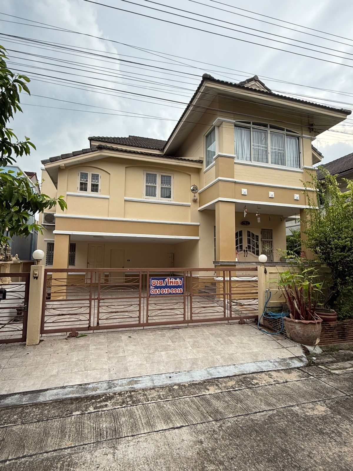 ขายบ้านลาดกระบัง สุวรรณภูมิ : บ้านเดี่ยวรีโนเวทใหม่ แปลงสวย ฟรีแอร์และบิวท์อินไม้สักแท้จัดเต็ม  หน้าบ้านไม่ชนกับใครจอดรถหน้าบ้านได้โครงการ บ้านลลิลกรีนวิลล์ซอยลาดกระบัง14/1เงียบสงบ เป็นส่วนตัว พร้อมเข้าอยู่!