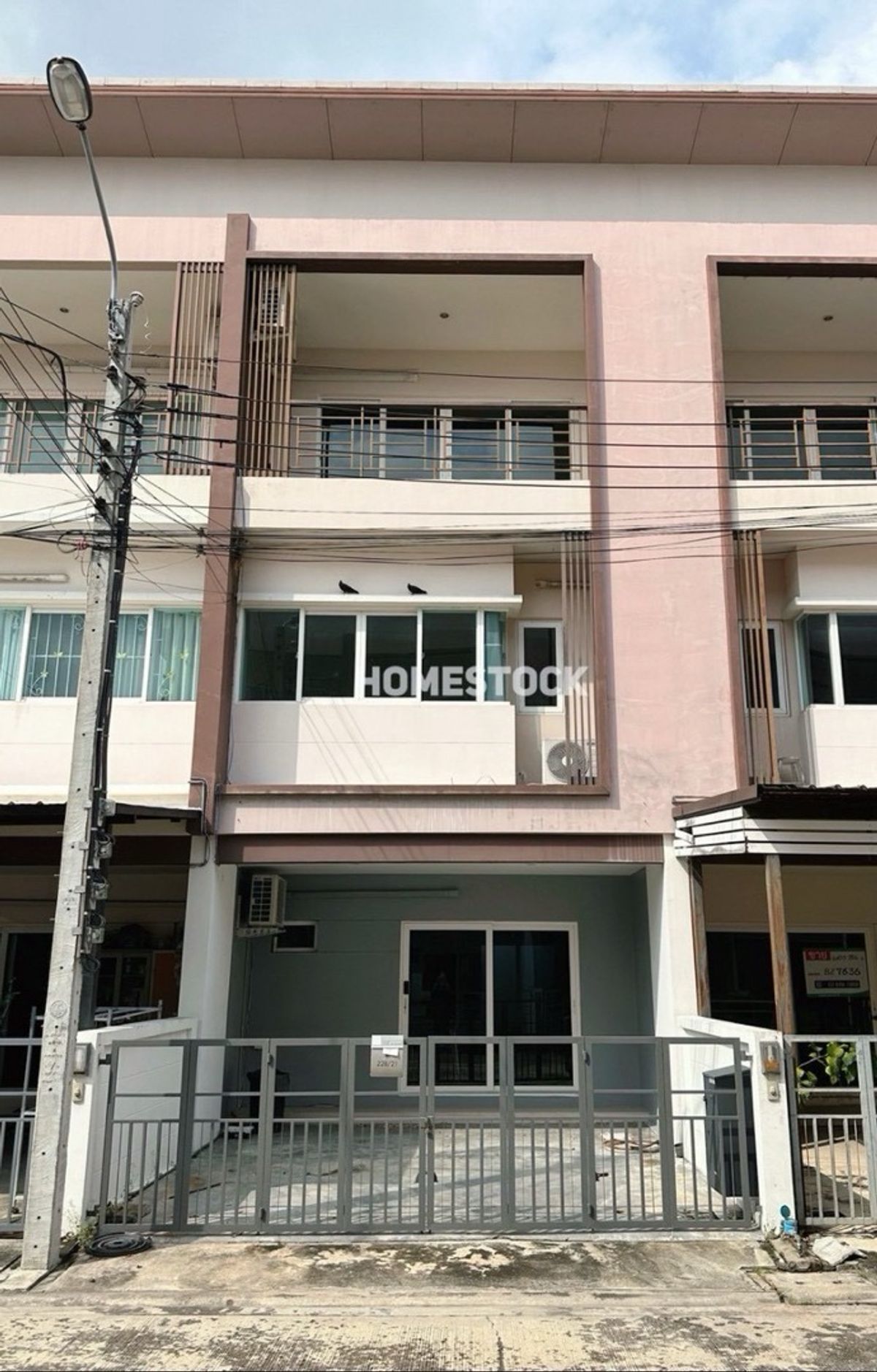 ให้เช่าทาวน์โฮมนวมินทร์ รามอินทรา : 23,500.- ให้เช่าทาวน์โฮม 3 ชั้น The Ricco Town ริคโค้ ทาวน์ วัชรพล ใกล้ห้าแยกวัชรพล ใกล้ตลาดถนอมมิตร ทางด่วนรามอินทรา รถไฟฟ้า กม.6 เพียง 10 นาที