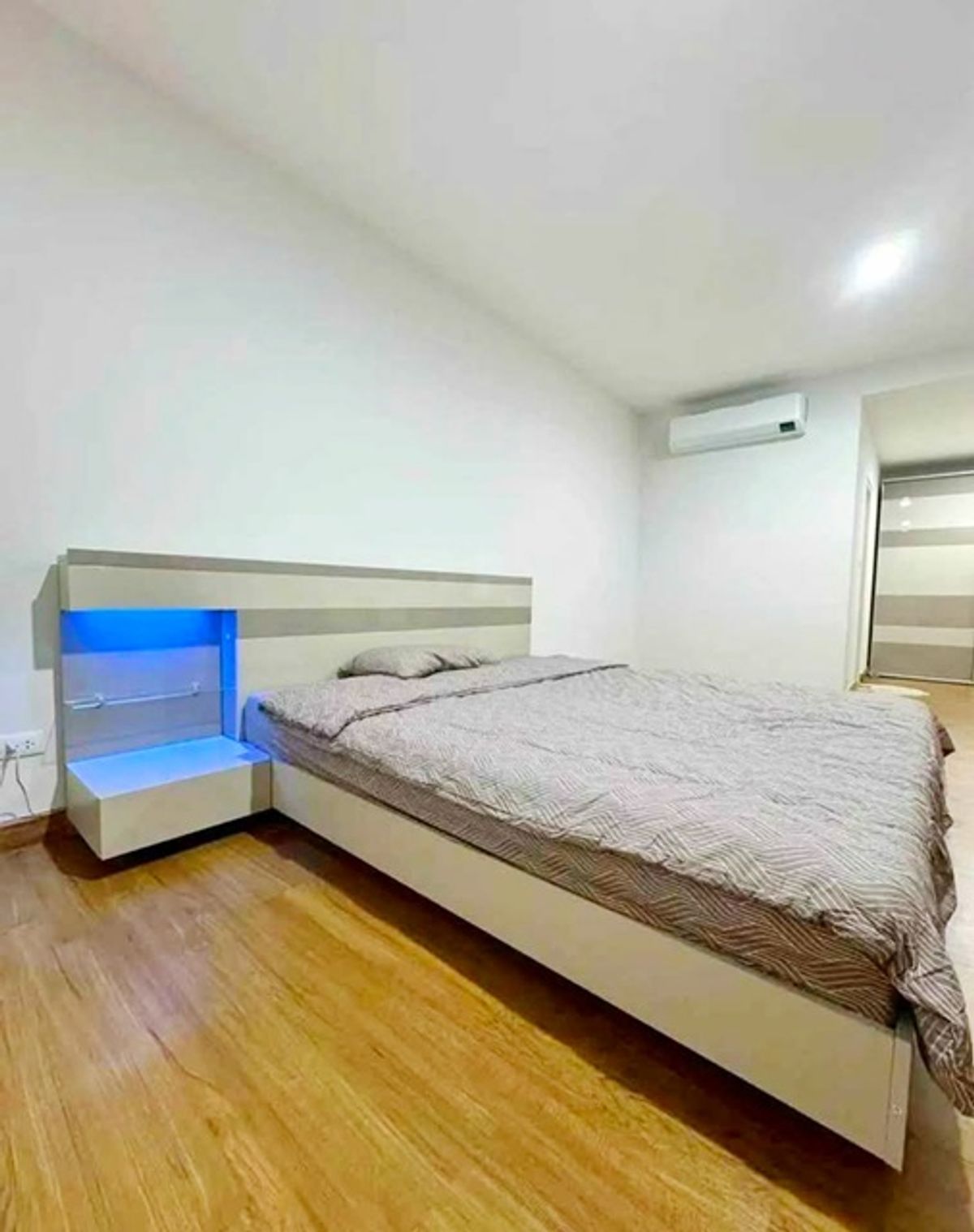 Mother of Mercy DuangKaew Plaza Market 450m. for rent-sale 3-storey townhouse 17 sq.wa. 210 sq.m. wi Loading...