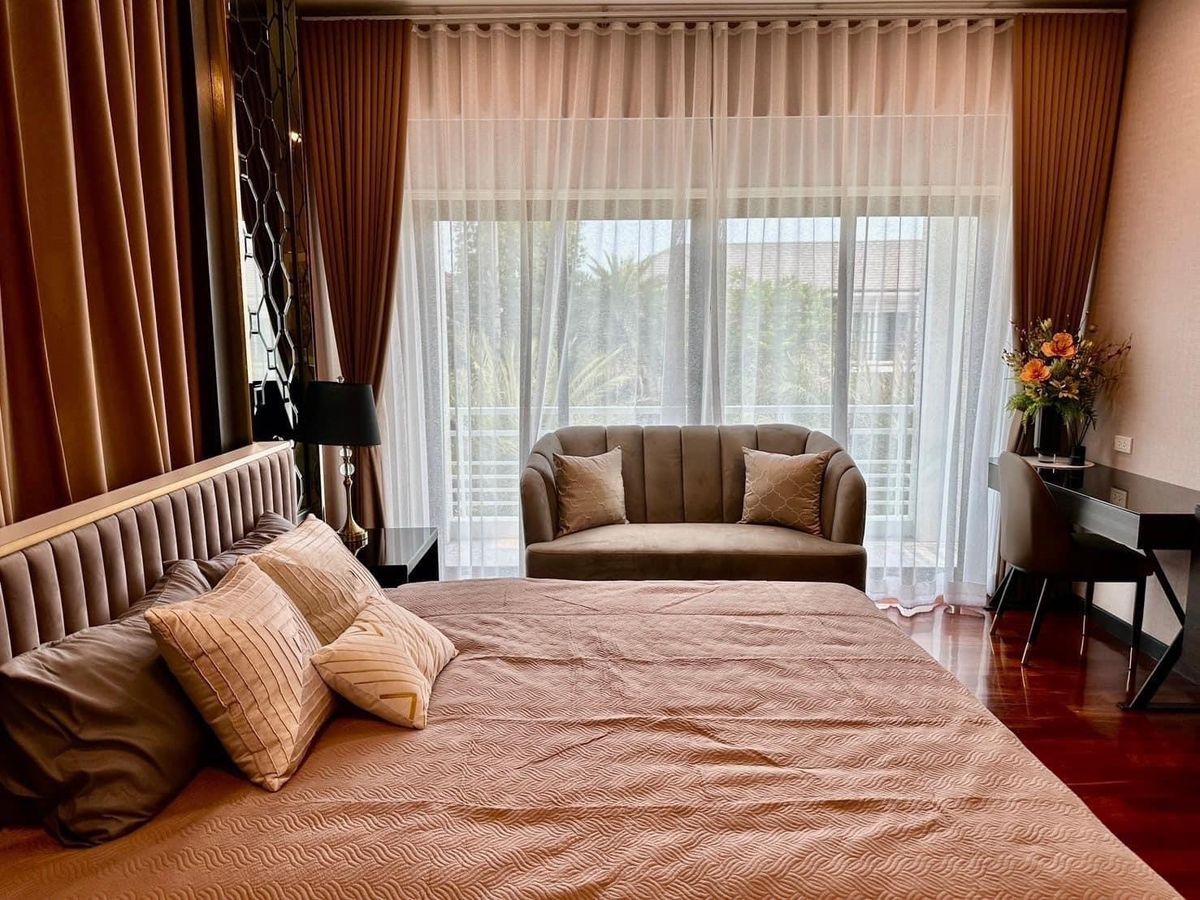 For RentHouseLadkrabang, Suwannaphum Airport : P-2821 Beautiful, luxurious house, pool villa, has a swimming pool in the house. With built-in furniture Near Suvarnabhumi, ready to move in, Perfect Masterpiece Sukhumvit 77.