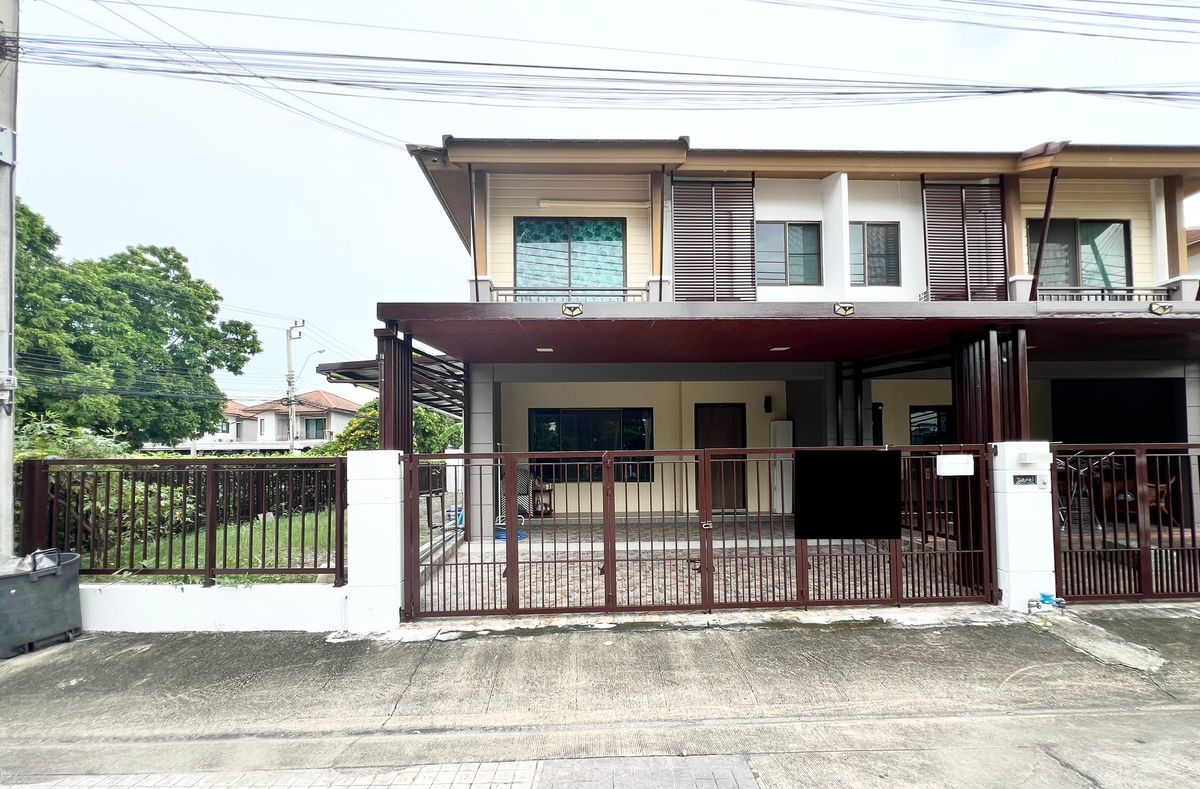 For RentPattanakan, Srinakarin : Townhome for rent, Pruksa Ville Pattanakarn 38, corner house, wide garden, beautifully decorated, Club house view.
