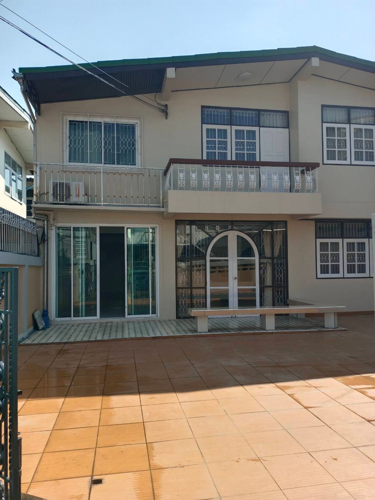 For RentHouseLadprao101, Happy Land, The Mall Bang Kapi : House for rent Lat Phrao Near The Mall Bangkapi, near the BTS, big house, 5 bedrooms, 3 bathrooms, 4 air conditioners, company registration accepted, very good location.