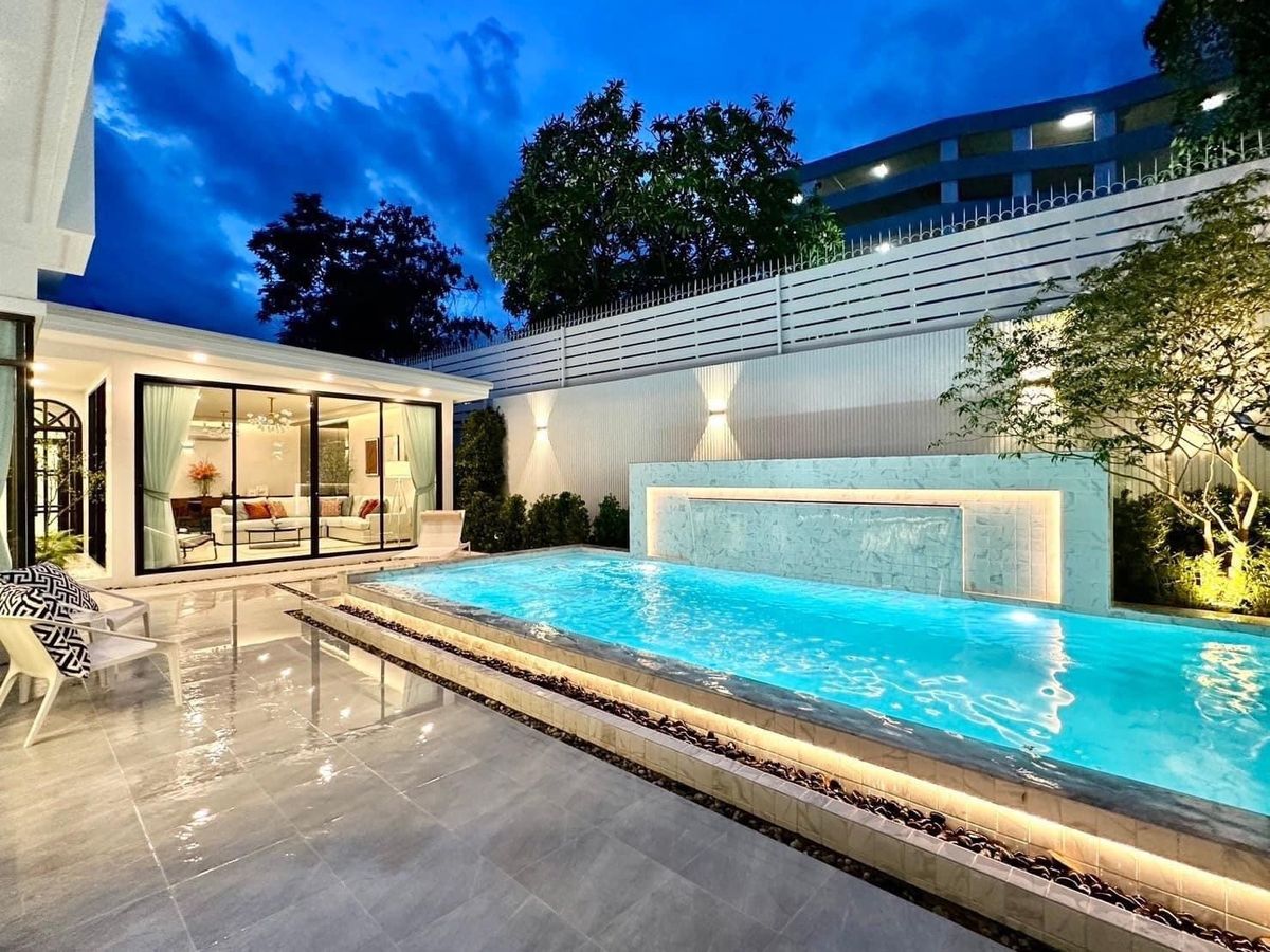 For RentHouseLadkrabang, Suwannaphum Airport : P-2821 Beautiful, luxurious house, pool villa, has a swimming pool in the house. With built-in furniture Near Suvarnabhumi, ready to move in, Perfect Masterpiece Sukhumvit 77.