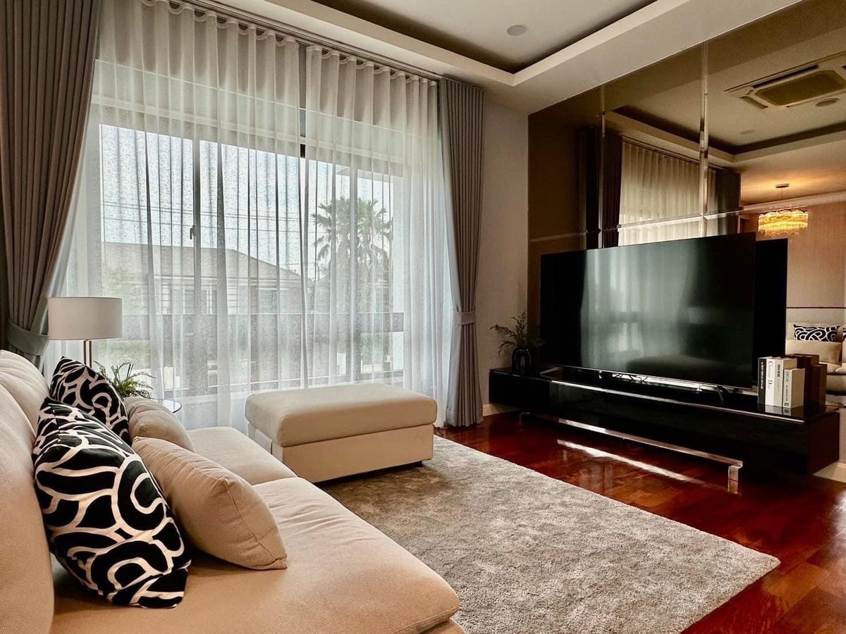 For RentHouseLadkrabang, Suwannaphum Airport : P-2821 Beautiful, luxurious house, pool villa, has a swimming pool in the house. With built-in furniture Near Suvarnabhumi, ready to move in, Perfect Masterpiece Sukhumvit 77.