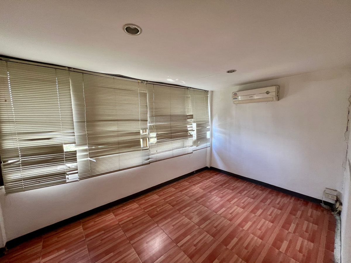 For SaleHome OfficeKaset Nawamin,Ladplakao : For Sale: 5-Storey Corner Commercial Building in Sena District | Fully Renovated, Prime Location, Ready for Business or Investment | High Rental Yield 6%++