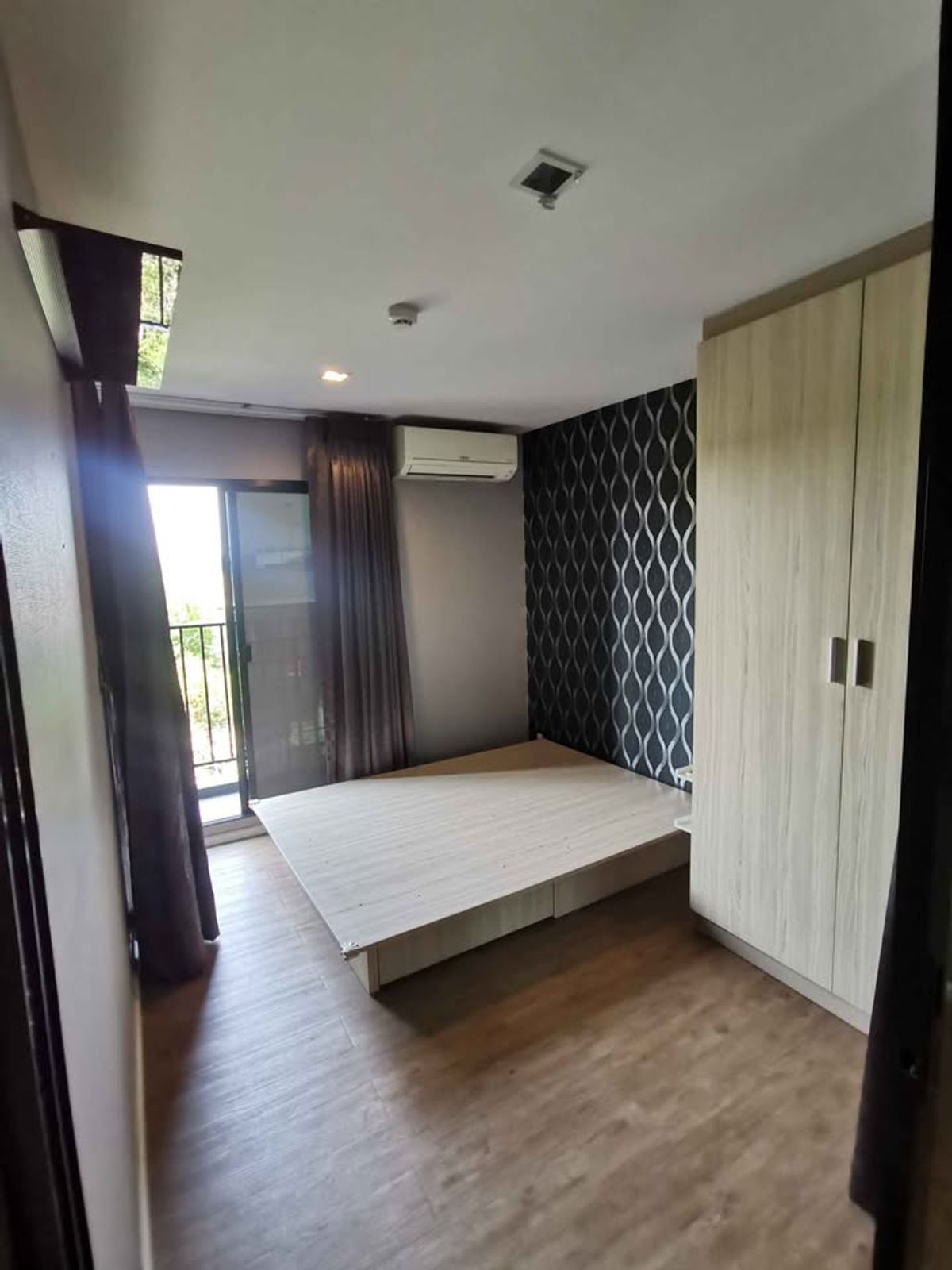For SaleCondoSamut Prakan,Samrong : (Code SM1526) Condo for sale, Tropicana bts erawan, Tropicana BTS Erawan, complete with furniture and electrical appliances.