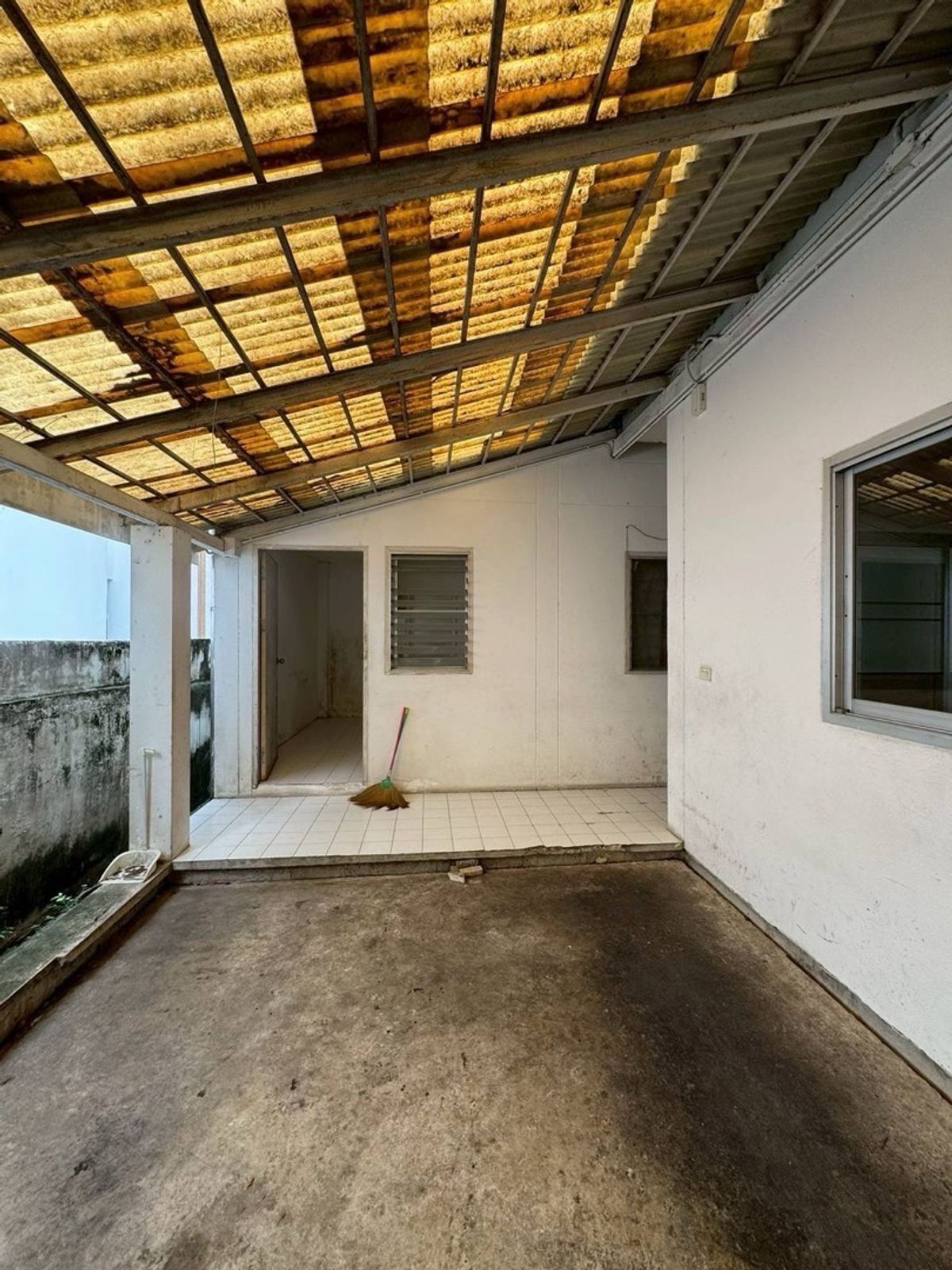 For RentRetail SpaceOnnut, Udomsuk : For sale/rent single house 93 square, Soi Pridi Banomyong, Watthana District, Bangkok.