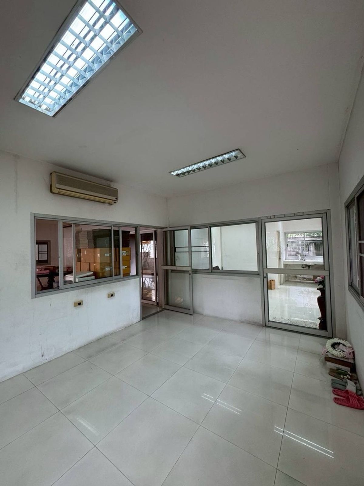 For RentRetail SpaceOnnut, Udomsuk : For sale/rent single house 93 square, Soi Pridi Banomyong, Watthana District, Bangkok.