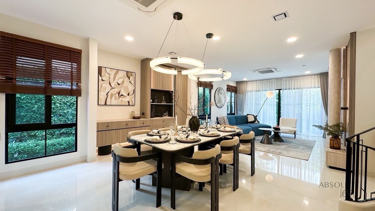 For RentHousePattanakan, Srinakarin : 📢 Luxury Detached Home.Fully furnished, move-in ready, located near top international schools. Convenient access via multiple main roads and expressways.