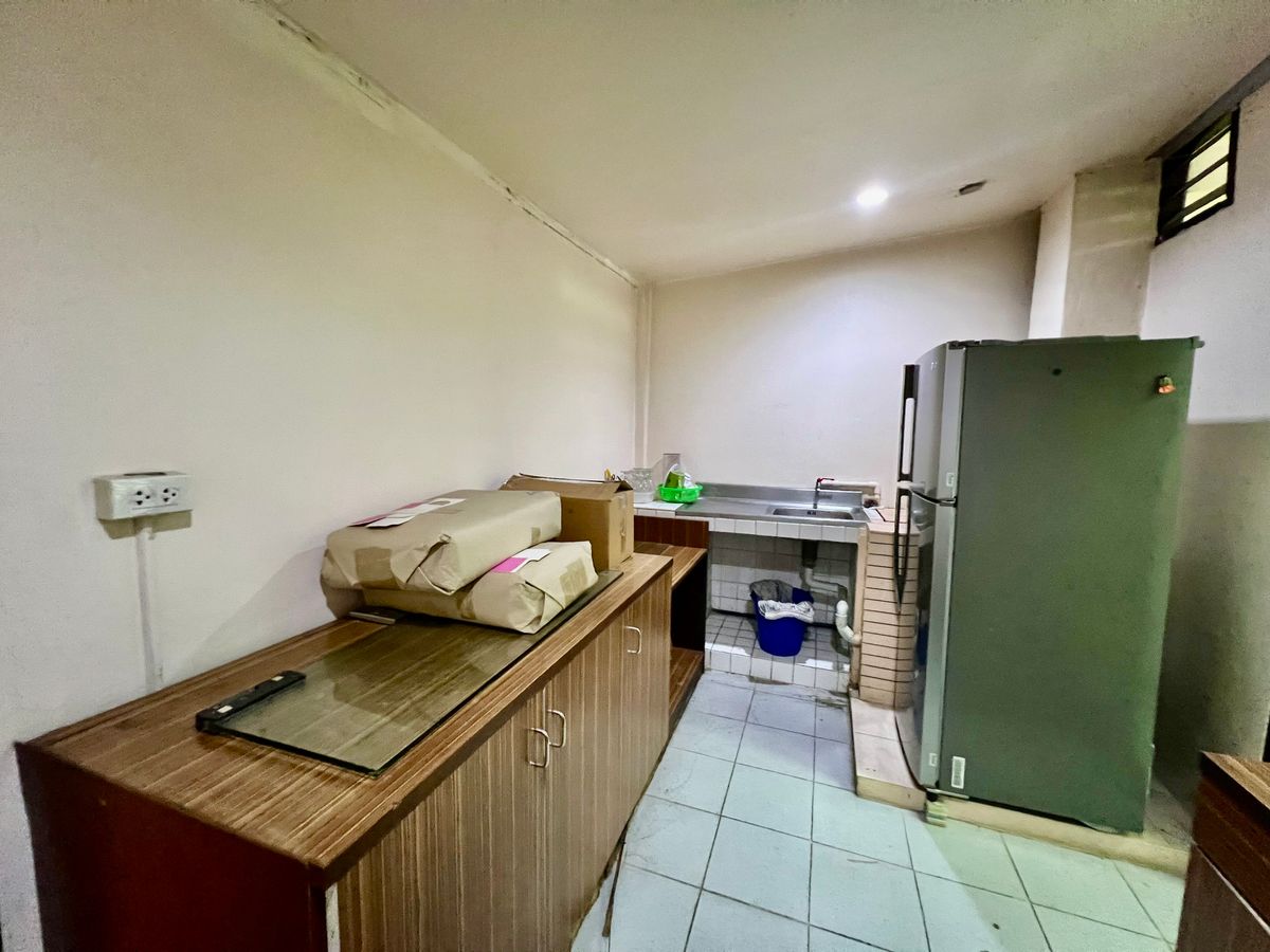 For SaleHome OfficeKaset Nawamin,Ladplakao : For Sale: 5-Storey Corner Commercial Building in Sena District | Fully Renovated, Prime Location, Ready for Business or Investment | High Rental Yield 6%++