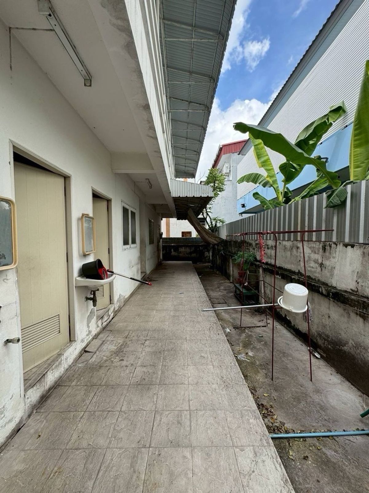For RentRetail SpaceOnnut, Udomsuk : For sale/rent single house 93 square, Soi Pridi Banomyong, Watthana District, Bangkok.