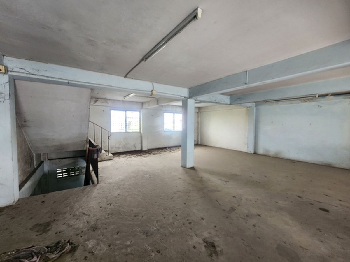 For RentShop HousePhutthamonthon, Salaya : Commercial building for rent, corner unit, 4 floors, size 45 sq m, 2 rooms, next to the main road, Borommaratchachonnani, opposite Lotus Salaya, good location, close to community areas. Suitable for doing business