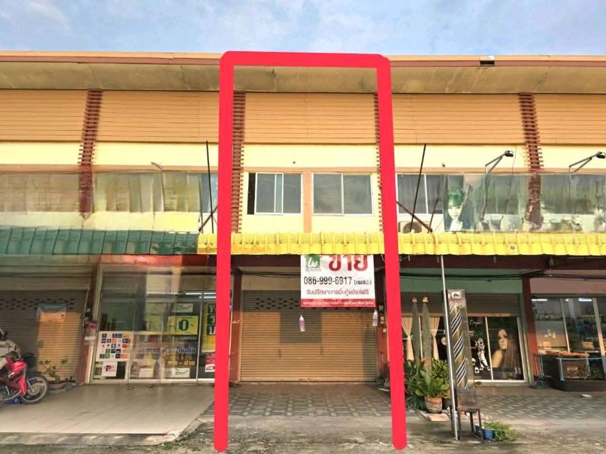 For SaleTownhomeSriracha Laem Chabang Ban Bueng : Commercial building 21 sq m. 2 bedrooms/2 bathrooms.
Special only 1,800,000 baht