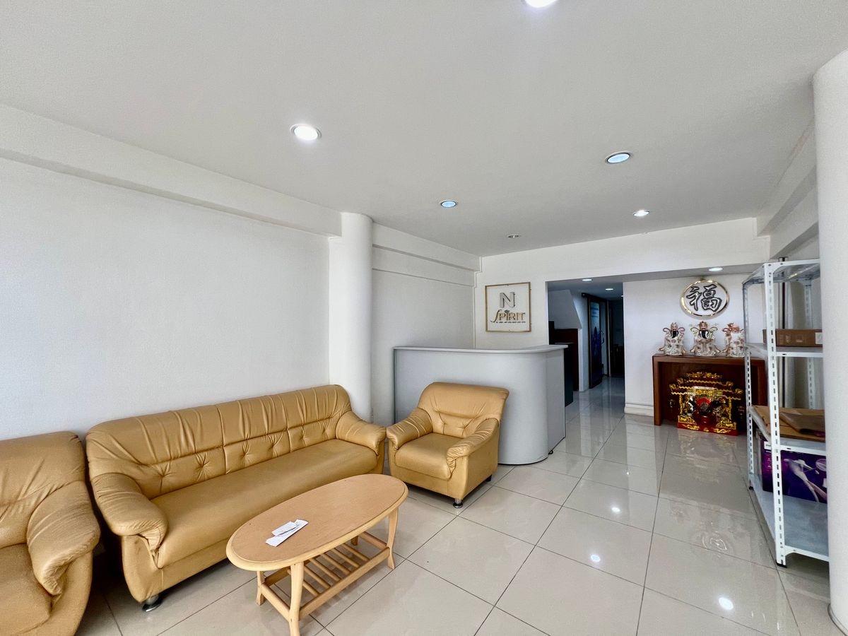 For SaleHome OfficeKaset Nawamin,Ladplakao : For Sale: 5-Storey Corner Commercial Building in Sena District | Fully Renovated, Prime Location, Ready for Business or Investment | High Rental Yield 6%++